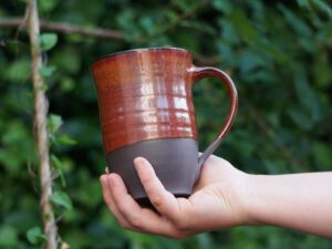 Große Teetasse – schwarzer Ton rot-braun